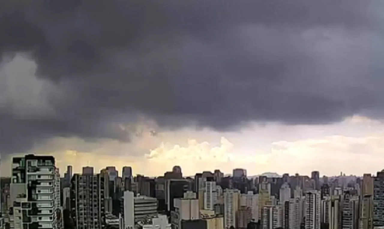 A imagem mostra a formação de chuva em áreas de São Paulo